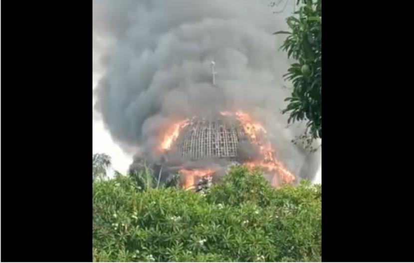 Kubah Masjid Jakarta Islamic Center di Koja, Jakarta Utara dilaporkan terbakar, Rabu (19/10/2022). 