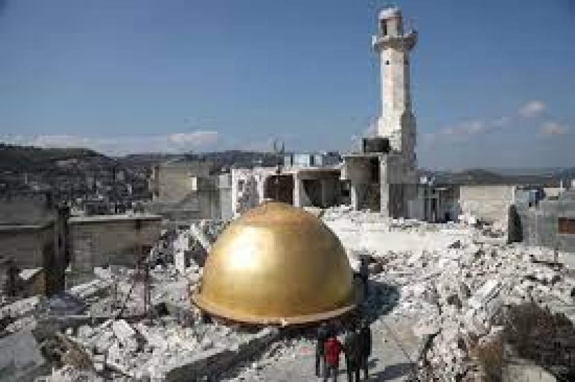 Kubah Masjid Maland jatuh ketika gempa menghancurkan bangunan masjid di Maland, Idlib, 24 Februari 2023. Jelang Ramadhan, Muslim Suriah Ratapi Masjid yang Hancur Akibat Gempa