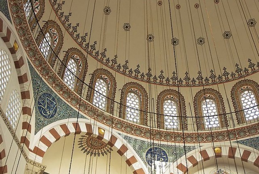  Kubah Masjid Rustam Pasa, Turki.