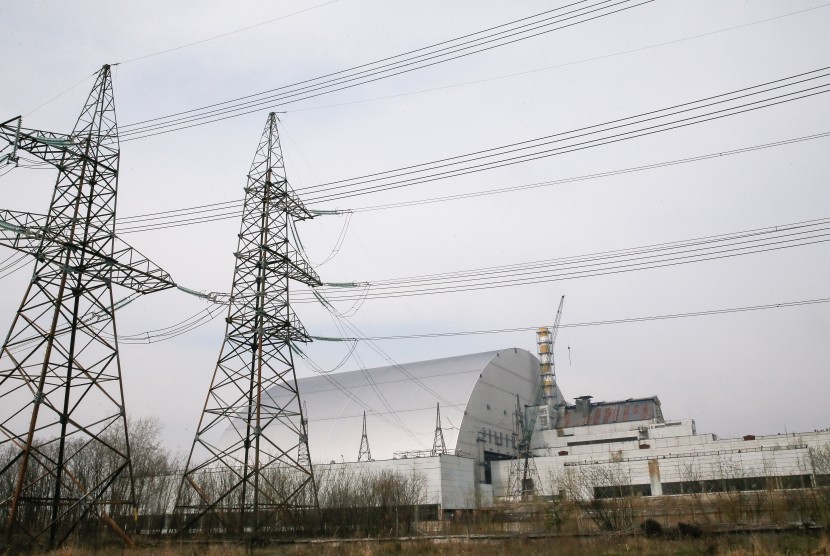 Kubah perlindungan bagi sisa-sisa reaktor Unit 4 di PLTN Chernobyl, 5 April 2017. Ledakan di Unit 4 pada 26 April 1986 adalah kecelakaan terbesar dalam sejarah reaktor nuklir dunia.