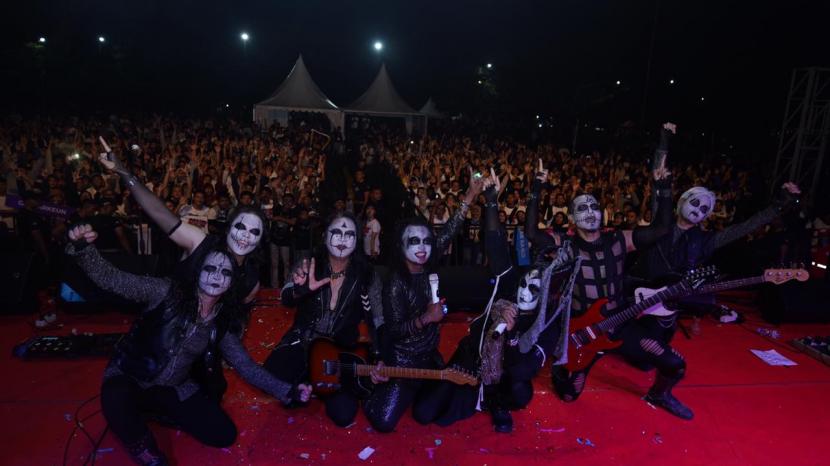 Kuburan Band menjadi salah satu penampil pada konser musik di Ciamis, Jawa Barat, Sabtu(25/2023). 