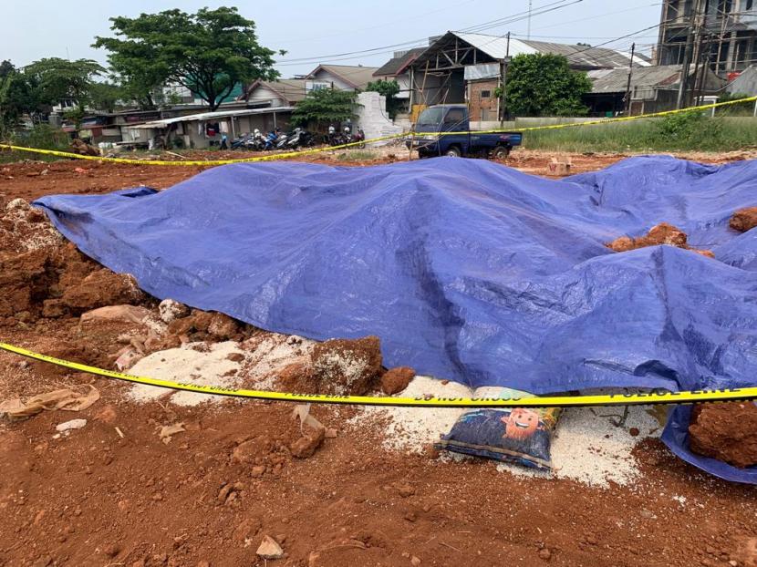 Kuburan beras yang diduga bantuan sosial untuk masyarakat terdampak Covid-19 di dekat gudang di kawasan Sukmajaya, Depok, Jawa Barat, Rabu (3/8). Polisi belum bisa memastikan adanya bantuan sembako lain yang dikubur di Depok.