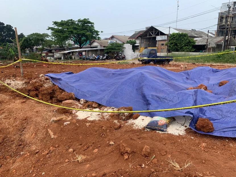 Kuburan beras yang diduga bantuan sosial untuk masyarakat terdampak Covid-19 di dekat gudang di kawasan Sukmajaya, Depok, Jawa Barat, Rabu (3/8) 