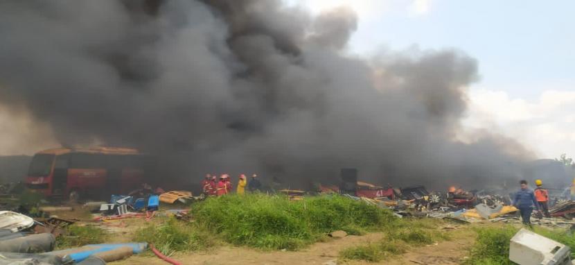 Kuburan bus TransJakarta di Dramaga, Kabupaten Bogor terbakar pada Jumat (13/11) siang sekitar pukul 14.00 WIB. 