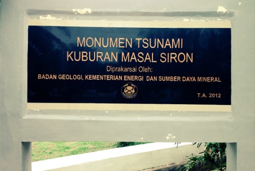 Kuburan massal di Gampong Siron, Kabupaten Aceh Besar, Provinsi Aceh, dipenuhi ratusan peziarah saat Hari Raya Idul Fitri 1443 Hijriyah.