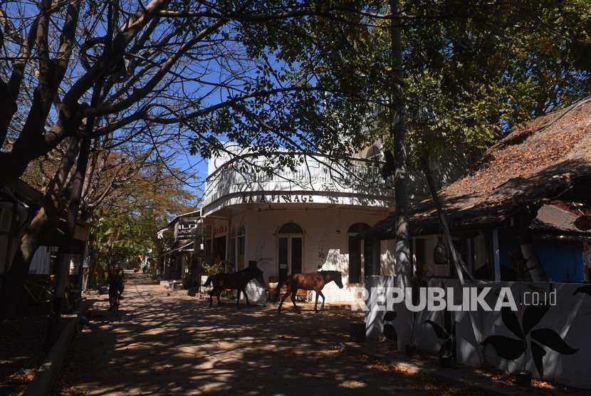 Kuda melintas di depan restoran yang tutup di Gili Trawangan, Lombok Utara, NTB, Kamis (9/8).