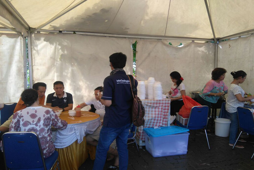 Kudapan gratis di TPS 54 Kelurahan Pluit, Jakarta Utara, TPS tersebut merupakan tempat Gubernur DKI Jakarta, Basuki Tjahaja Purnama (Ahok) memberikan hak suaranya. 