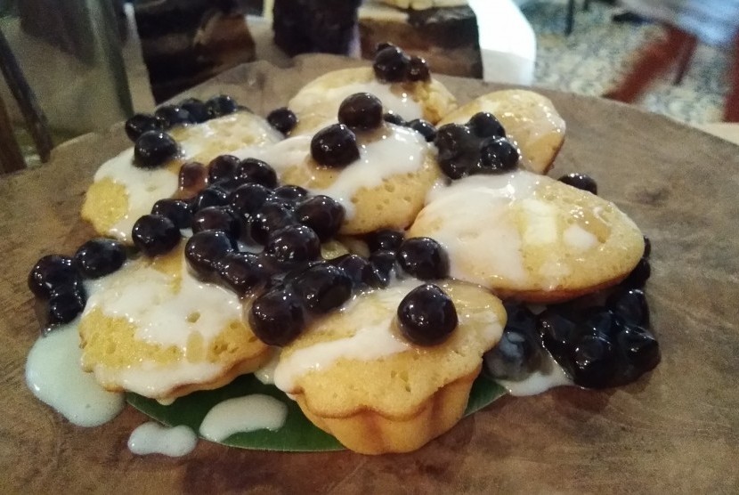 Kue cubit cream cheese dengan vla keju dan boba dari Lumpang Emas Kemang, Jaksel.