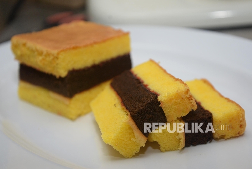 Kue lapis, oleh-oleh khas Surabaya.