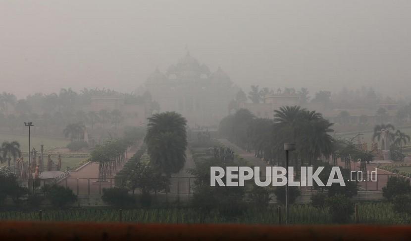  Kuil Akshardham hampir tidak terlihat karena kota itu dilanda kabut asap tebal di New Delhi, India, 5 November 2021, karena kualitas udara Delhi mencapai kategori berbahaya. New Delhi menduduki peringkat teratas sebagai ibu kota paling tercemar secara global.