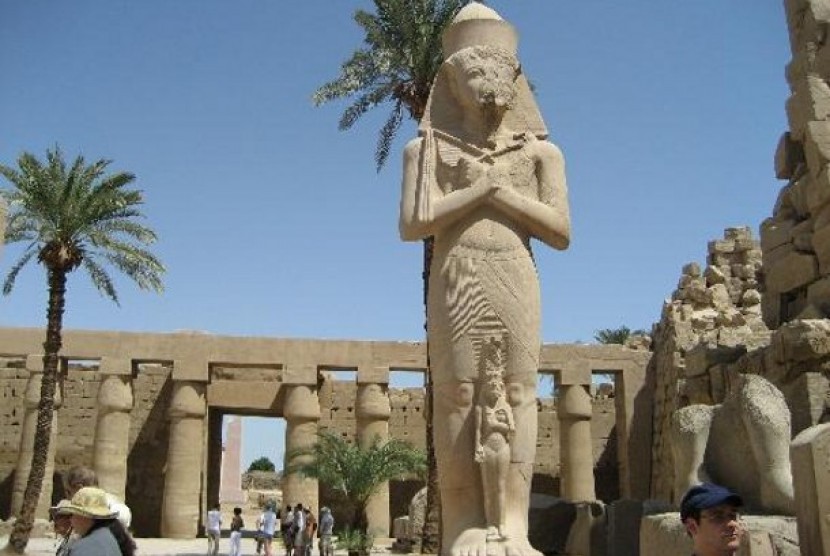 Kuil Luxor, salah satu tujuan wisata di Mesir. Firaun membangun istana-istana megah selama berkuasa 