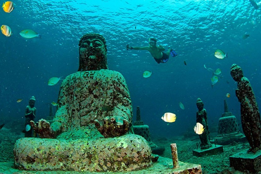 Kuil Pemuteran yang bisa ditemui di bawah laut pesisir Teluk Pumeteran, Bali.