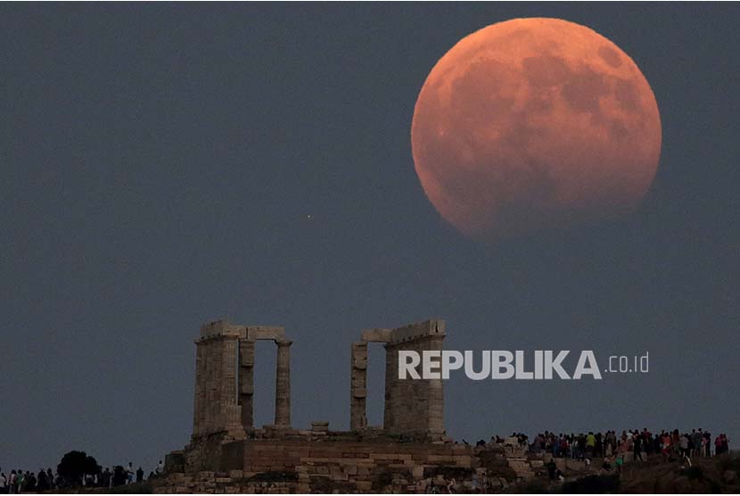 Kuil Poseidon di Yunani dengan latar gerhana bulan sebagian. Yunani memberlakukan lockdown pada Ahad (22/3) karena lonjakan kasus corona. Ilustrasi.