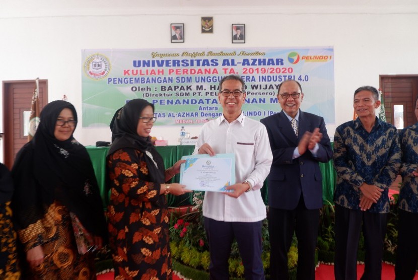 Kuliah perdana mahasiswa baru tahun ajaran 2019-2020 yang bertema “Pengembangan SDM Unggul di Era Industri 4.0” pada Senin (16/9) di Universitas Al Azhar, dihadiri direktur SDM PT Pelabuhan Indonesia I (Persero) atau Pelindo 1, M Hamied Wijaya.