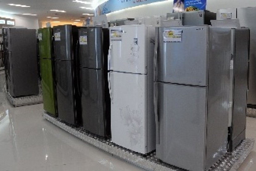 Kulkas merupakan salah satu alat elektronik yang juga menggunakan freon untuk pendingin.