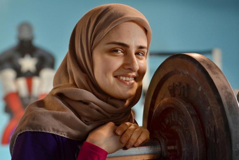 Kulsoom Abdullah, atlet angkat besi asal Amerika Serikat keturunan Pakistan. Perjuangannya agar federasi angkat besi internasional (Interntional Weightlifting Federation) membolehkan jilbab menuai hasil pada Juli 2011.