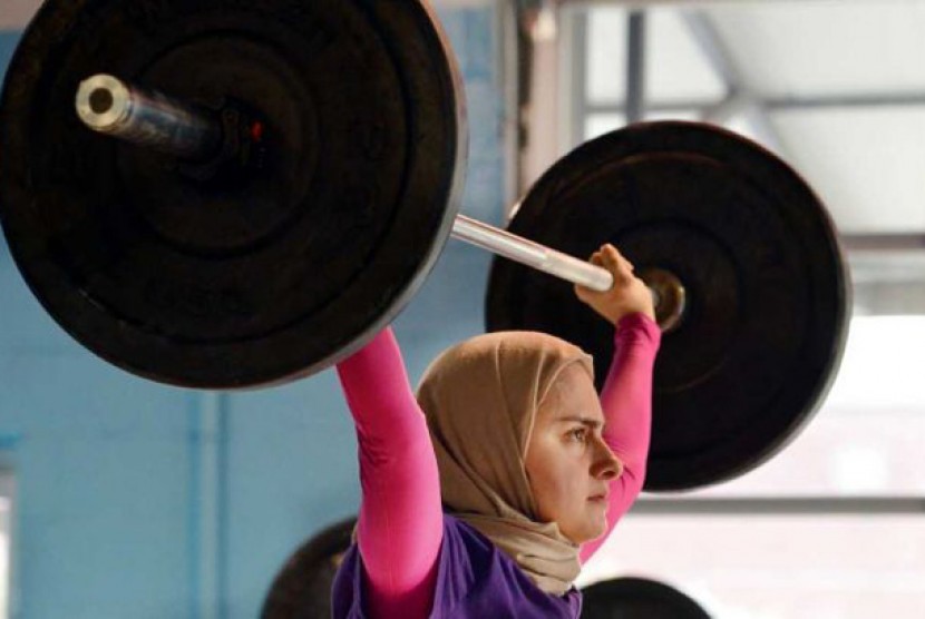Kulsoom Abdullah, atlet angkat besi pertama asal Amerika Serikat yang bertanding mengenakan jilbab. Muslimah berdarah Pakistan ini juga dikenal atas perjuangannya mengubah peraturan International Weightlifting Federation terkait pakaian tertutup pada 2011 