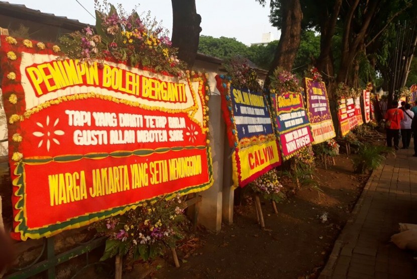 Kumpulan karangan bunga memenuhi sekitar Lapangan Banteng, Sabtu (14/10). Ini karangan bunga ditujukan kepada Ahok dan Djarot menjelang pelantikan Anies-Sandi sebagai gubernur dan wakil gubernur baru Jakarta. 