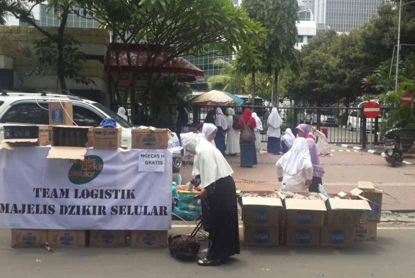 Kumpulan pedagang pulsa dan handphone ikut meramaikan aksi damai umat Islam 4 November di Jakarta, Jumat (4/11).