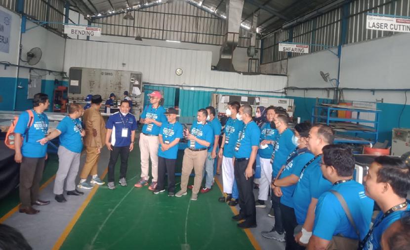 Kunjungan Anggota Linked In yang ikut acara Temu Tatap Muka #02, saat mengunjungi pabrik manufaktur PT Cahaya Cipta Mandiri di Mustikari, Bekasi, Rabu (30/3/2022).