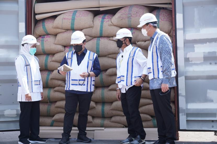 Kunjungan Bersama MenTan, MenDag dan MenBUMN dalam peluncuran ekspor hasil pertanian ke 27 negara spt sarang burung, kopi, jamur, cengkeh, okra dan lain2 serta meninjau peninjauan awal panen raya beras