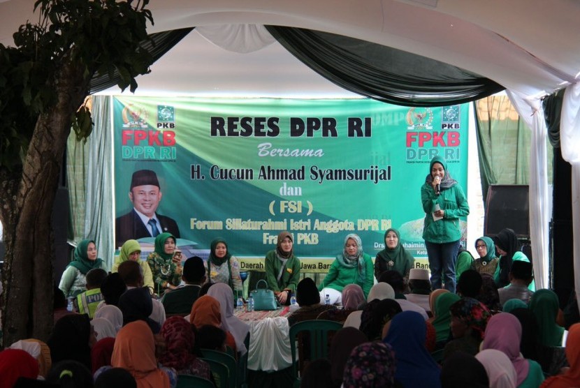 Kunjungan Fraksi PKB DPR di industri rumahan di Desa Ciluluk, Bandung.