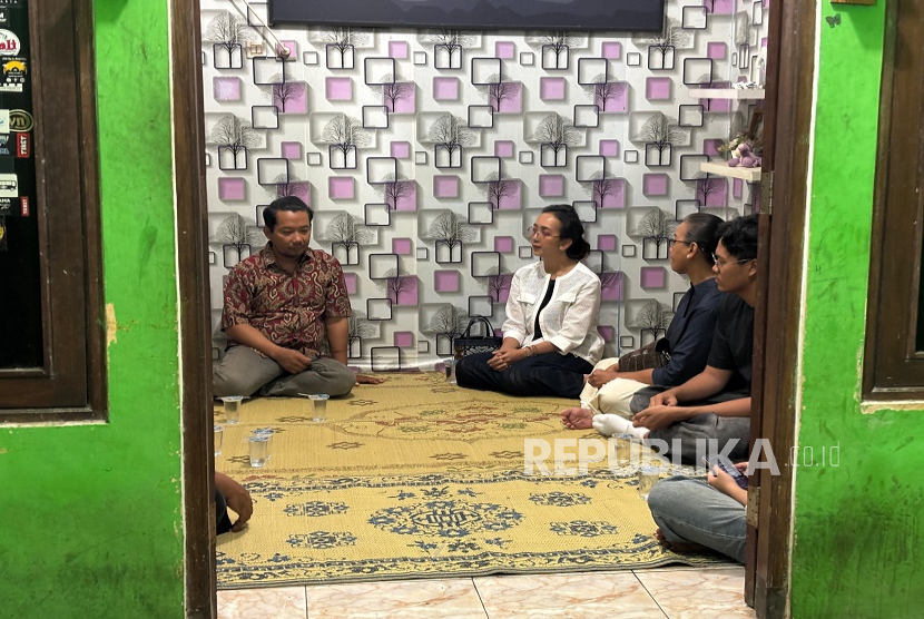 Kunjungan GKR Mangkubumi dan GKR Bendara ke rumah duka almarhum Rheza Sendy Pratama, mahasiswa Universitas Amikom Yogyakarta, di kawasan Sendangadi, Mlati, Sleman, Ahad (31/8/2025), malam.  