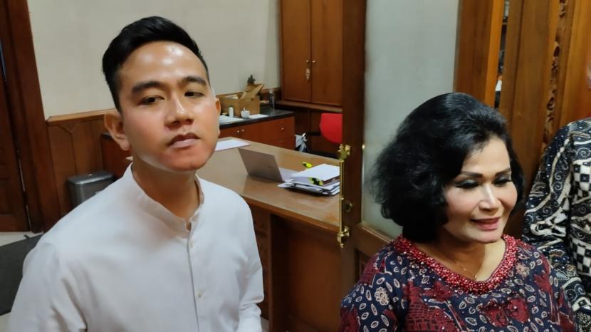  Kunjungan istri Menteri ATR/BPN Hadi Tjahjanto, Nanny Hadi Tjahjanto, yang juga pendiri SMA Pradita Dirgantara, di Balai Kota Solo, Kamis (23/2/2023).