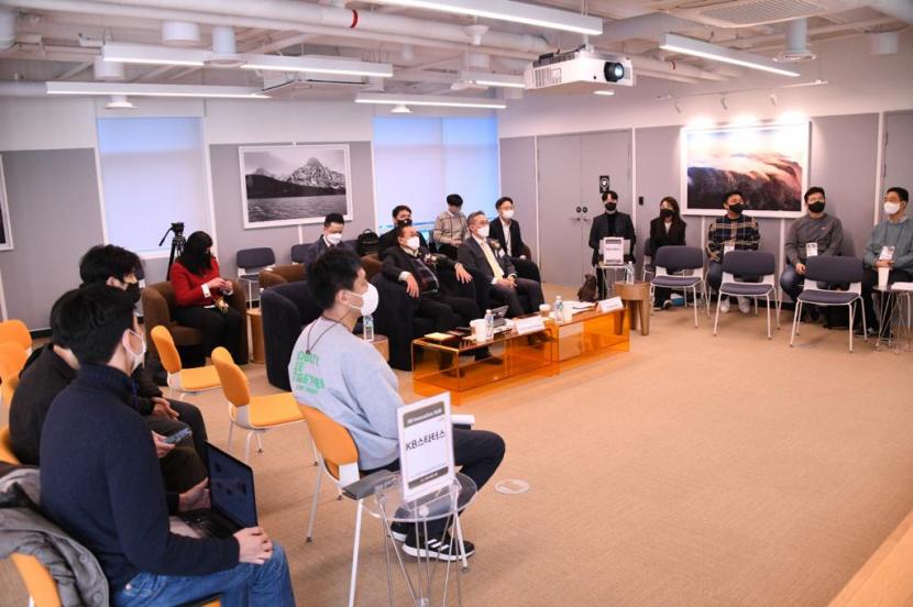 Kunjungan ke KB Innovation Hub, sebuah inkubator start up Korea Selatan, Jumat (11/2).