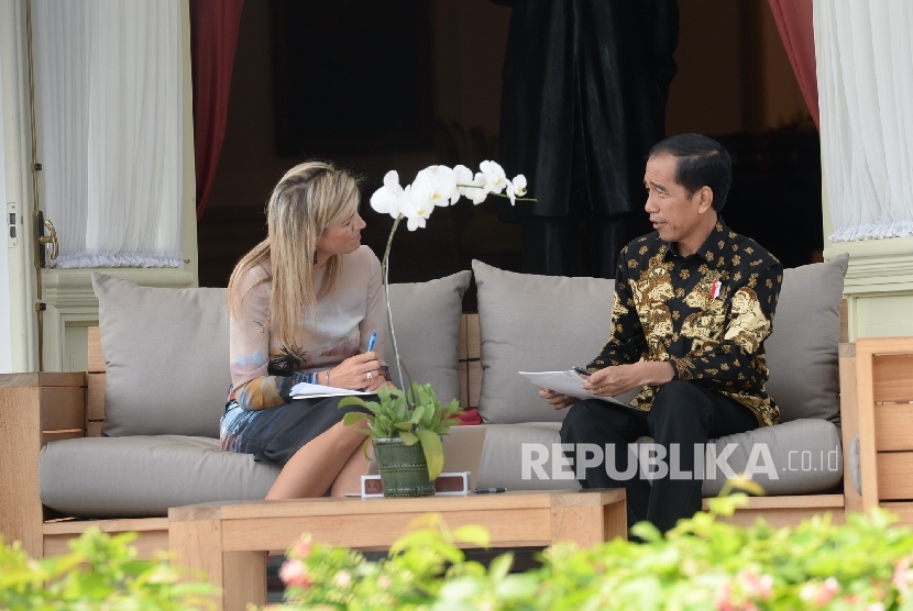 Kunjungan Kehormatan Ratu Maxima. Penasihat Khusus Sekretaris Jenderal PBB tentang pembiayaan inklusif untuk pembangunan (UNSGSA) Ratu Maxima (kiri) berdiskusi bersama Presiden Joko Widodo saat kunjungan kehormatan di Istana Merdeka, Jakarta, Kamis (1/9).