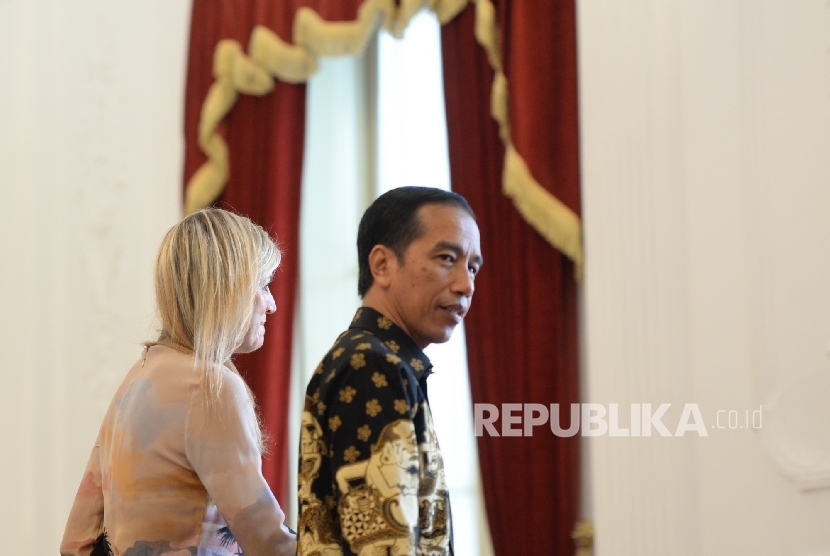 Kunjungan Kehormatan Ratu Maxima. Presiden Joko Widodo (kanan) bersama Penasihat Khusus Sekretaris Jenderal PBB tentang pembiayaan inklusif untuk pembangunan (UNSGSA) Ratu Maxima usai melakukan diskusi pada kunjungan kehormatan di Istana Merdeka, Jakarta, 