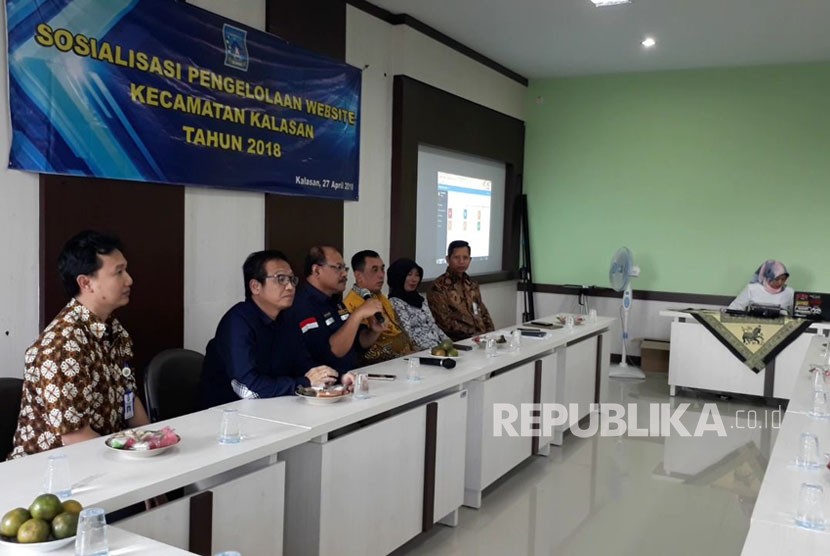 Kunjungan Kepala Divisi Niaga PLN Yudi Setyo Wicaksono untuk mengecek uji petik sampel pelanggan penerima subsidi listrik di Kecamatan Kalasan, Jum'at (27/4).