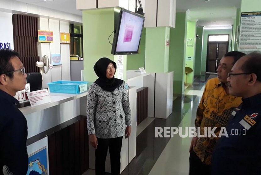 Kunjungan Kepala Divisi Niaga PLN Yudi Setyo Wicaksono untuk mengecek uji petik sampel pelanggan penerima subsidi listrik di Kecamatan Kalasan, Jum'at (27/4).