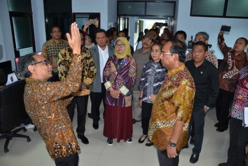  Kunjungan Kerja Komisi VII DPR RI ke Stasiun Bumi Penginderaan Jauh LAPAN Parepare, Sulawesi Selatan, Selasa (27/3). 