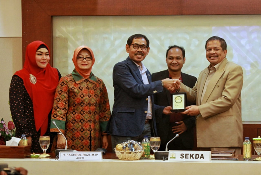 Kunjungan Kerja Komite 1 yang dipimpin oleh Senator Fachrul Razi selaku Pimpinan Komite 1 DPD RI dari Aceh  (16/10) di kantor Gubernur Aceh.