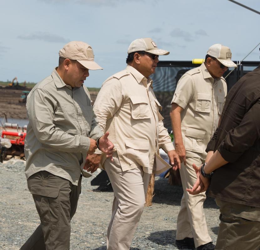 Kunjungan Kerja Presiden Prabowo hari ini dilakukan ke projek cetak sawah satu juta Ha yang saat ini digarap oleh Andi Samsudin Arsyad atau Haji Isam di Wanam, Provinsi Papua Selatan, Ahad (3/11/2024).