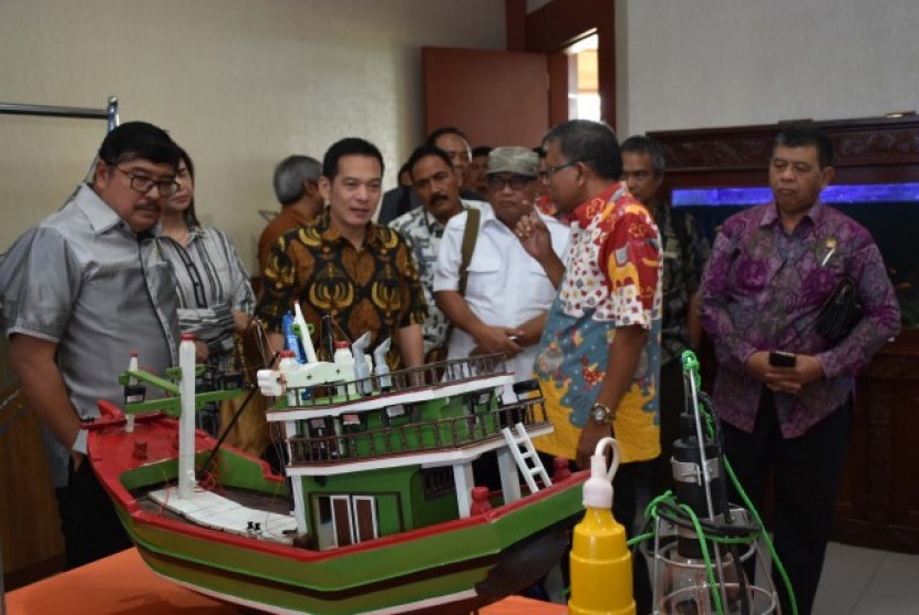  Kunjungan Kerja Spesifik (Kunspek) Komisi IV DPR RI dengan Kepala Balai Besar Percontohan Penangkapan Semarang dan para nelayan Jateng, Jumat (21/7).  