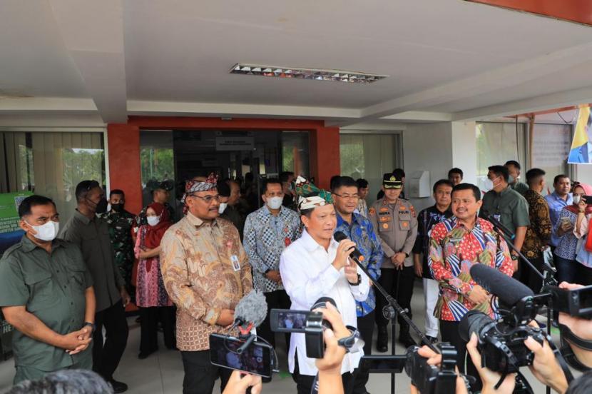 Kunjungan kerja spesifik Menteri Dalam Negeri M Tito Karnavian yang didampingi Direktur Jenderal Bina Administrasi Kewilayahan, Safrizal ZA, disambut oleh Bupati Sumedang, Dony Ahmad Munir, beserta segenap jajaran di Induk Pusat Pemerintahan Sumedang saat meresmikan Mal Pelayanan Publik.