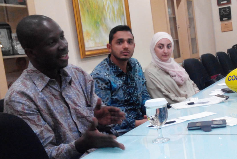 Three Australian Muslims Mohamed Dukuly (left), Kashif Bouns (center) and Laila Ibrahim, visit Republika on Monday, May 12, 2014. 