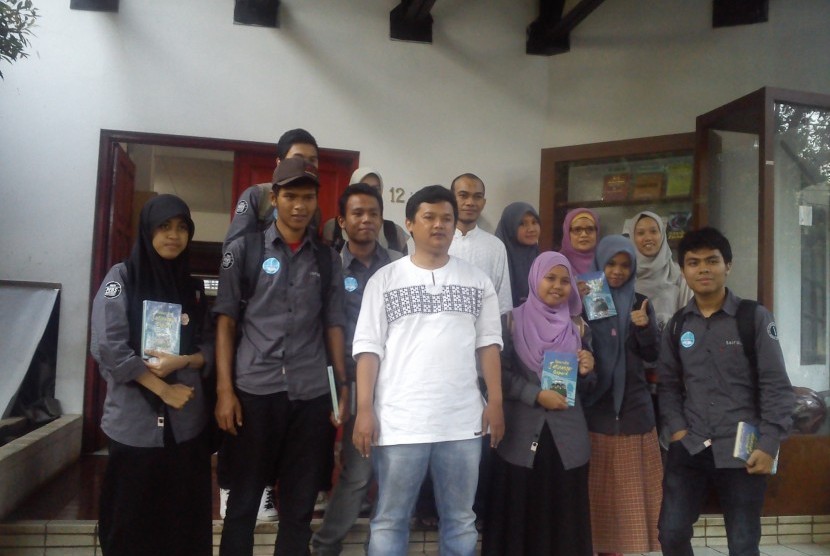  Kunjungan mahasiswa STFI Sadra ke Republika Penerbit