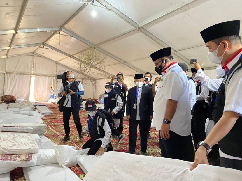 Kunjungan Menteri Agama Yaqut Cholil Qoumas saat meninjau fasilitas tenda di Arafah, Selasa (5/7/2022). Menag Minta AC di Tenda Arafah Ditambah Kipas Angin