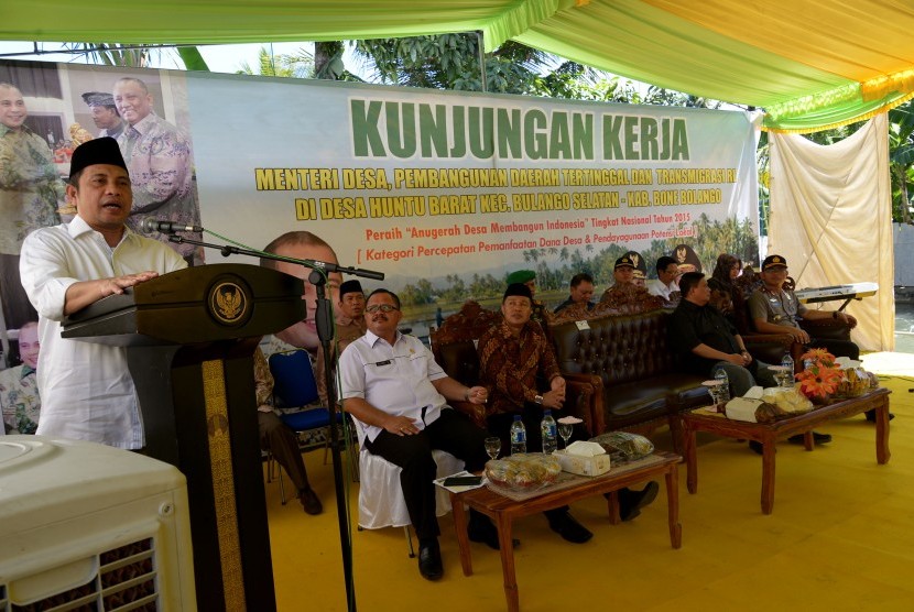 Kunjungan Menteri Desa, Pembangunan Daerah Tertingga; dan Transmigrasi, Marwan Jafar ketika mengunjungi desa Huntu Barat, Gorontalo