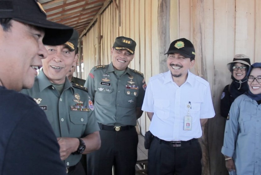 Kunjungan para aparatur negara di sebuah desa di Kalimantan Selatan