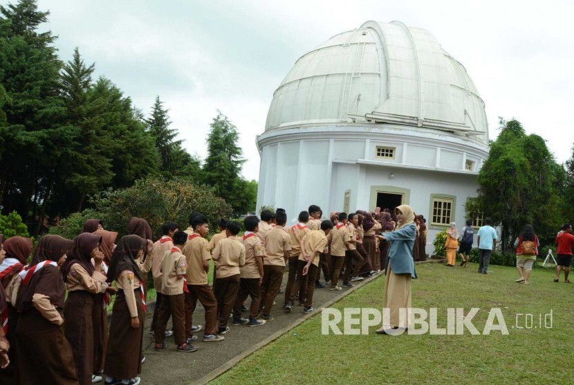  Kunjungan para pelajar saat Open House di Observatorium Bosscha, Lembang, Kabupaten Bandung Barat. (Republika/Edi Yusuf)