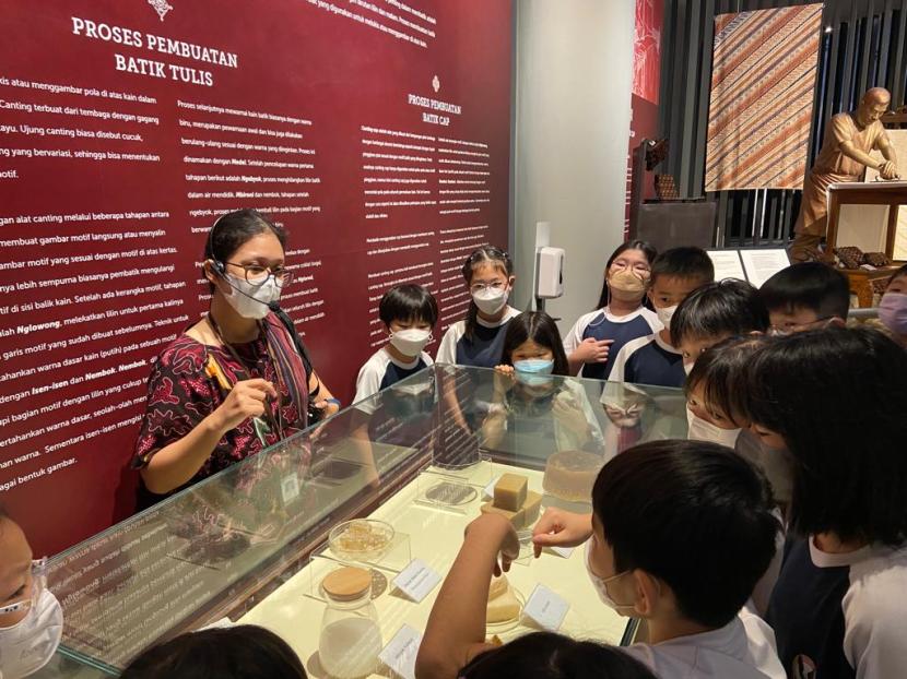 Kunjungan pelajar ke Museum Batik Indonesia