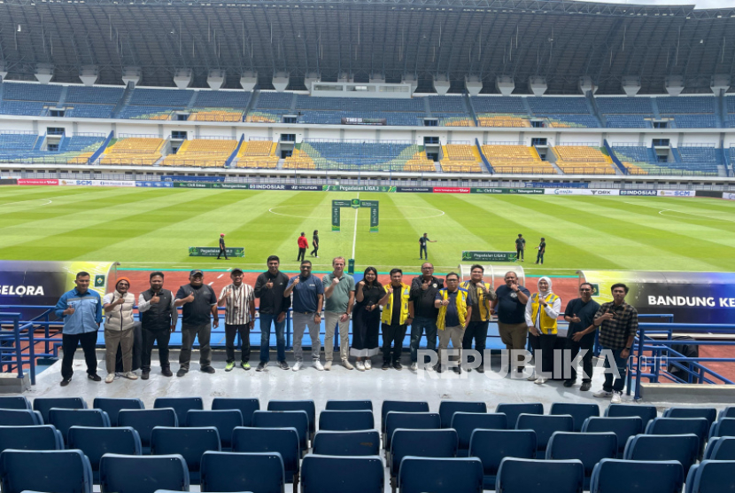 Kunjungan perwakilan FIFA di Bandung untuk menginspeksi stadion-stadion di Indonesia agar sesuai dengan standar keamanan FIFA.