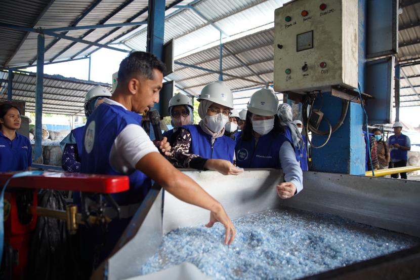 Kunjungan perwakilan KLHK, Kemenperan, dan Kemendag di RBU Bali PET, Denpasar.