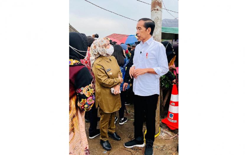 Kunjungan Presiden Joko Widodo ke Pasar Baros, Kabupaten Serang. Tenaga Ahli Kantor Staf Presiden (KSP) Edy Priyono menilai, keberhasilan Indonesia menjaga daya tahan ekonomi pada masa pandemi dan ketidakpastian global, tidak terlepas dari jurus gas dan rem yang diarahkan oleh Presiden Joko Widodo (Jokowi).
