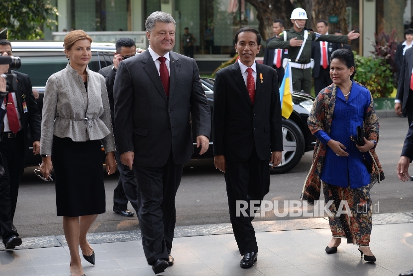 Kunjungan Presiden Ukraina. (dari kiri) Ibu Negara Ukraina Maryna Poroshenko, Presiden Ukraina Petro Poroshenko, Presiden Joko Widodo, dan Ibu Iriana saat penyambutan kedatangan Presiden Ukraina di Istana Merdeka, Jakarta, Jumat (5/8). 