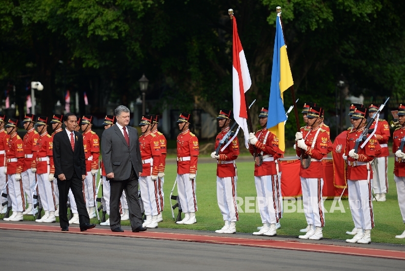 Kunjungan Presiden Ukraina. Presiden Joko Widodo bersama Presiden Ukraina Petro Poroshenko memeriksa pasukan saat upacara penyambutan kunjungan Presiden Ukraina di Istana Merdeka, Jakarta, Jumat (5/8). 